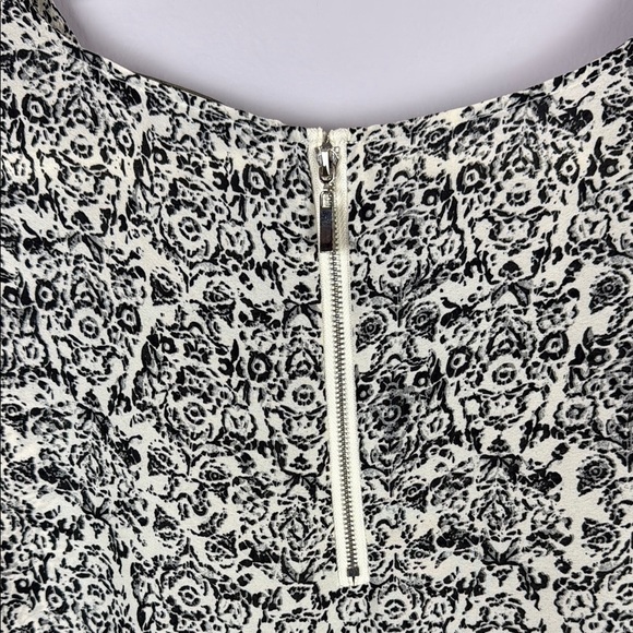 Rose & Olive Black and White Graphic Floral Boxy Blouse Size Large - Picture 11 of 12